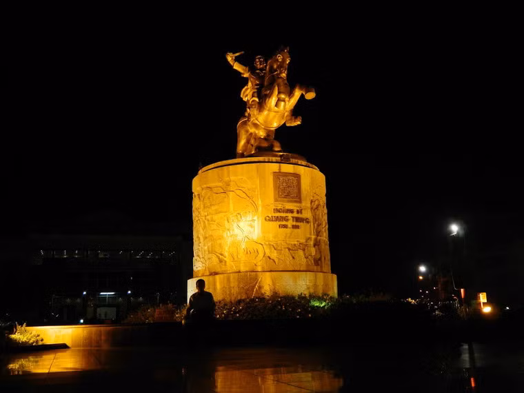 So với tượng cũ, nét mặt vua Quang Trung lần này được tạo hình trông hiền và đằm hơn. Trang phục được sửa lại cho chính xác với lịch sử, tay cầm kiếm cũng đã được nắn lại để có thể nhìn thấy kiếm dù đứng từ nhiều phía khác nhau. Phần phù điêu dưới bệ tượng cũng được làm lại, cao hơn, mang nhiều ý nghĩa hơn với ba phần: tụ nghĩa, hành binh, xây dựng đất nước, hài hòa với phần tượng phía trên tạo thành một tổng thể toàn vẹn.