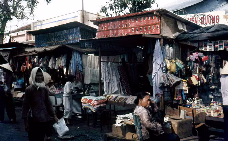 Các quầy vải vóc và hàng gia dụng ở chợ.