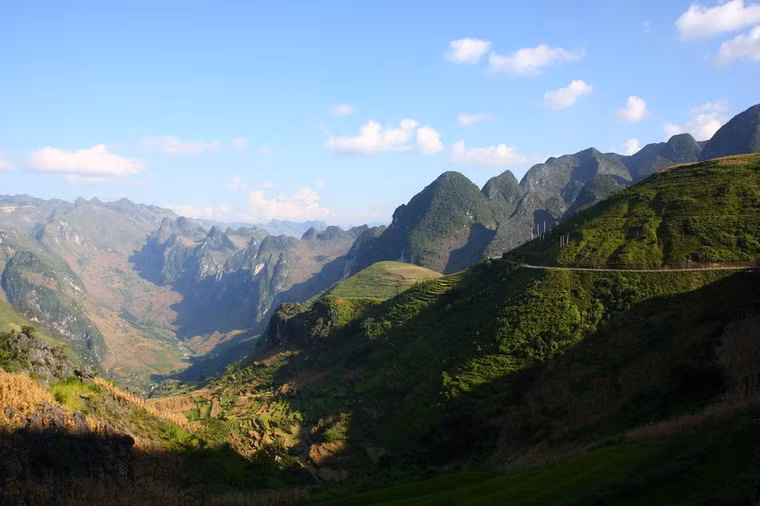 Đèo Mã Pí Lèng (Hà Giang) là cung đường đèo hiểm trở dài khoảng 20km vượt đỉnh núi Mã Pí Lèng có độ cao 2.000m, nối Mèo Vạc với Đồng Văn. Đoạn đèo này nổi tiếng với những cung đường uốn lượn như con rắn vắt mình từ ngọn núi này sang ngọn núi khác. Mã Pí Lèng theo tiếng Quan Hỏa chỉ “sống mũi con ngựa” theo nghĩa đen. Nhưng theo nghĩa bóng, tên gọi này chỉ sự hiểm trở của đỉnh núi, nơi dốc cao đến mức con ngựa đi qua phải tắt thở, hoặc đỉnh núi dựng đứng như sống mũi con ngựa.