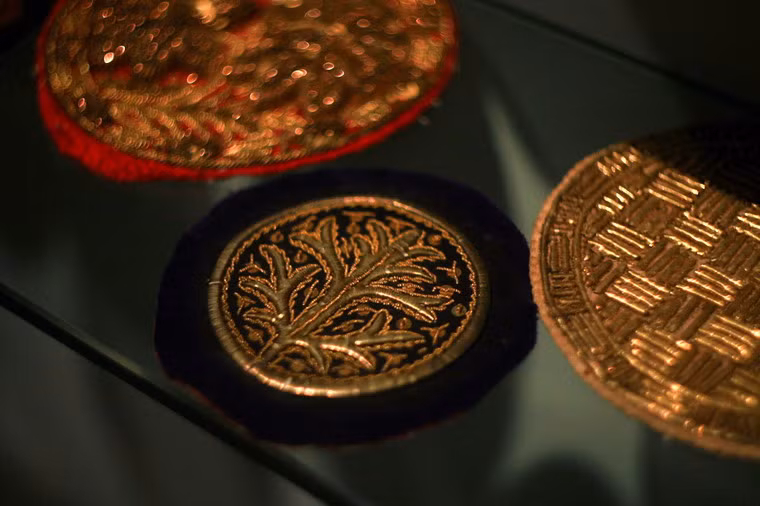 Những tấm trang trí gối thêu chỉ vàng của người Malay ở Indonesia.