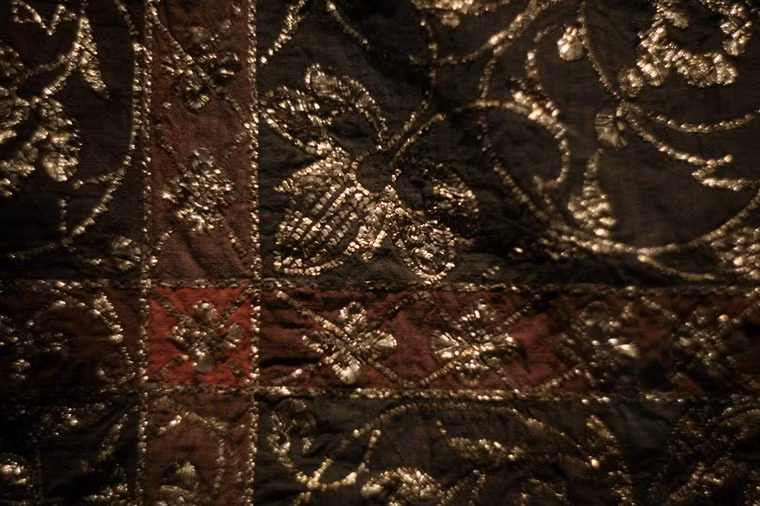 Khăn thêu chỉ bạc của người Bima, Indonesia.