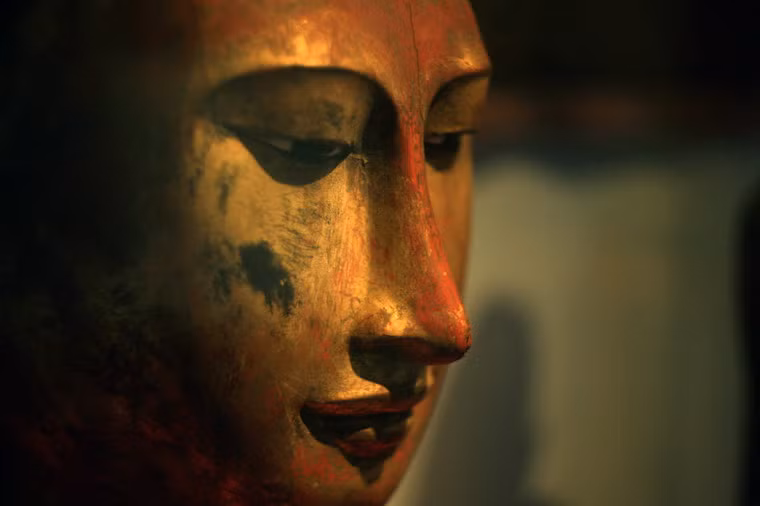 Đầu tượng Phật bằng gỗ sơn mài dát vàng của người Myanmar.