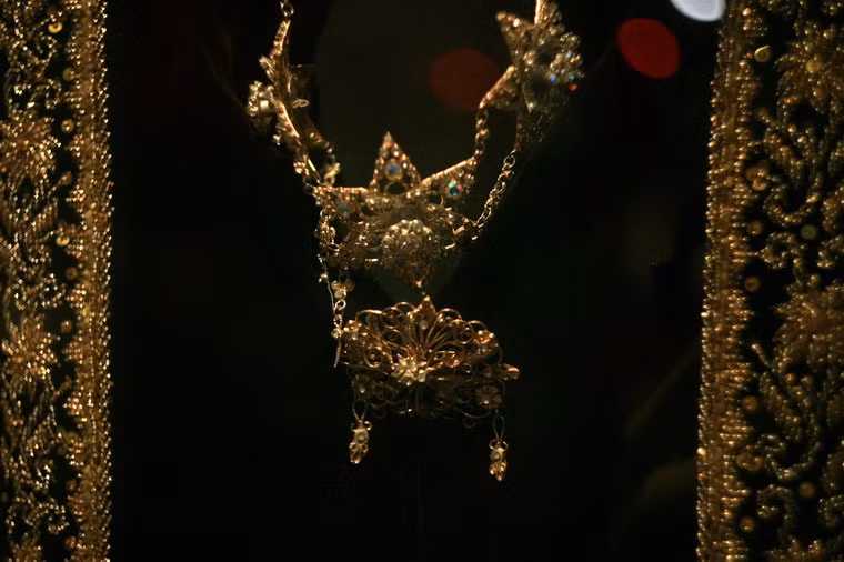 Họa tiết vàng trên áo cô dâu của người Yogyakarta trên đảo Java, Indonesia.