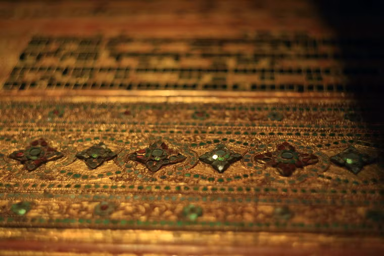 Sách tôn giáo làm bằng giấy, dát vàng ngọc của người Shan ở Myanmar.