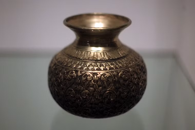 Bình bạc đựng nước của người Khmer, Campuchia.