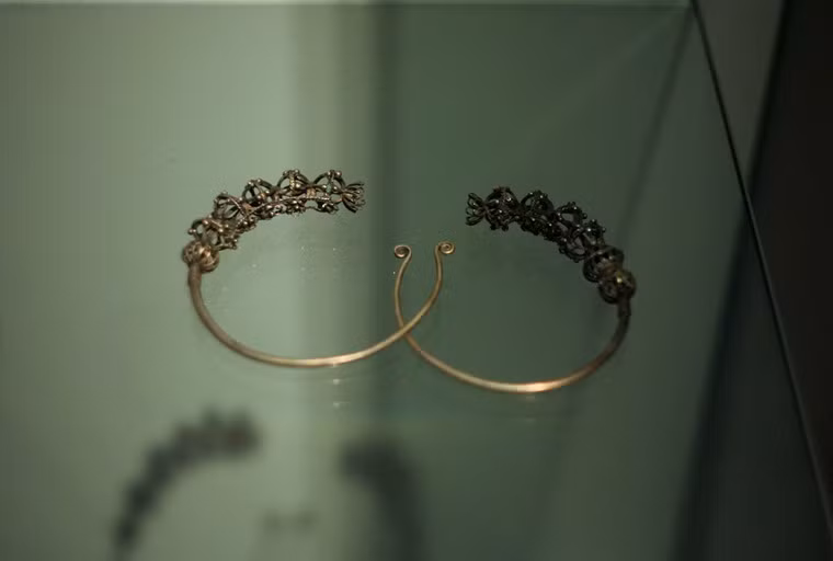 Khuyên tai bằng bạc của người dân tộc Di ở Vân Nam, Trung Quốc.