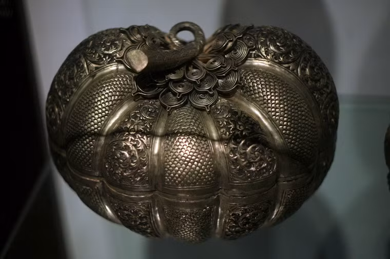 Hộp trầu bằng bạc của người Khmer, Campuchia.