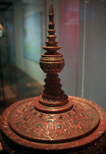 Hộp đựng lễ vật bằng gỗ sơn mài dát vàng và thủy tinh của người Bamar, Myanmar.