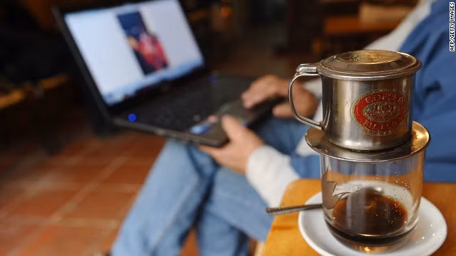 10. Internet ở Hà Nội có tốc độ chậm và rất khó để vào Facebook. Dù vậy cước phí lại rẻ bất ngờ.