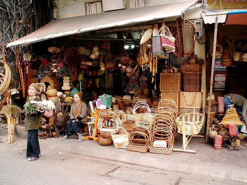 6. Hãy mua cái gì đó! Khi đi bộ trên phố, cứ 5 mét bạn sẽ nghe một lời mời chào từ cửa hàng mình bước qua. Mỗi đường phố ở Hà Nội lại bán tập trung một hàng hóa riêng như vải vóc, quần áo, khăn quàng, đồ điện tử.