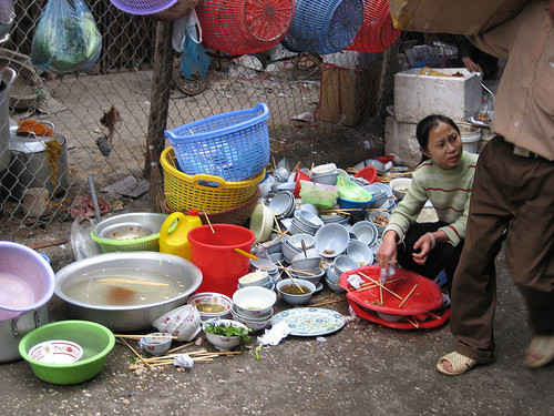 3. Thức ăn đường phố ở Hà Nội có rất nhiều chủng loại và xuất hiện khắp các hang cùng ngõ hẻm. Các thực khách ngồi trên những chiếc ghế nhỏ xíu và ăn uống ngon lành cạnh những đống rác đang phân hủy hay những con chuột đang chạy. Bát đĩa thì được rửa rất sơ sài trong chậu nước đục ngầu vì đã dùng nhiều lần. Tôi cho rằng chúng đủ an toàn để ăn, nhưng hãy chuẩn bị sẵn thuốc men cho tình huống xấu nhất.