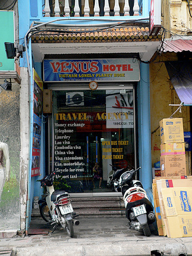 7. Các dịch vụ “nhái” khá phổ biến. Một khách sạn có thể nhái gần giống tên một khách sạn có tiếng khác và trả hoa hồng cho tài xế taxi để chở bạn đến. Nếu bạn định ở một khách sạn được Lonely Planet đánh giá cao, hãy tìm đúng địa chỉ để không mắc lừa.