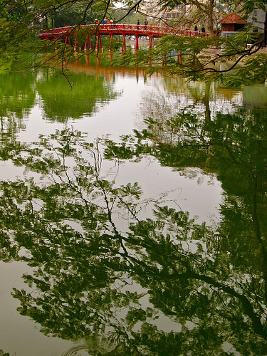 9. Đối lập với sự xô bồ của Hà Nội là khoảng không gian thoáng đãng, hài hòa của nhiều công viên trong thành phố. Đây là nơi bạn có thể tìm thấy sự thư thái.