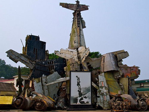 5. Bảo tàng chiến tranh (Bảo tàng Lịch sử Quân sự) ở Hà Nội là địa điểm bổ ích để tìm hiểu về những cuộc chiến tranh đã xảy ra ở Việt Nam. Ở đây có cả một tác phẩm nghệ thuật được tạo thành từ các mảnh xác máy bay.