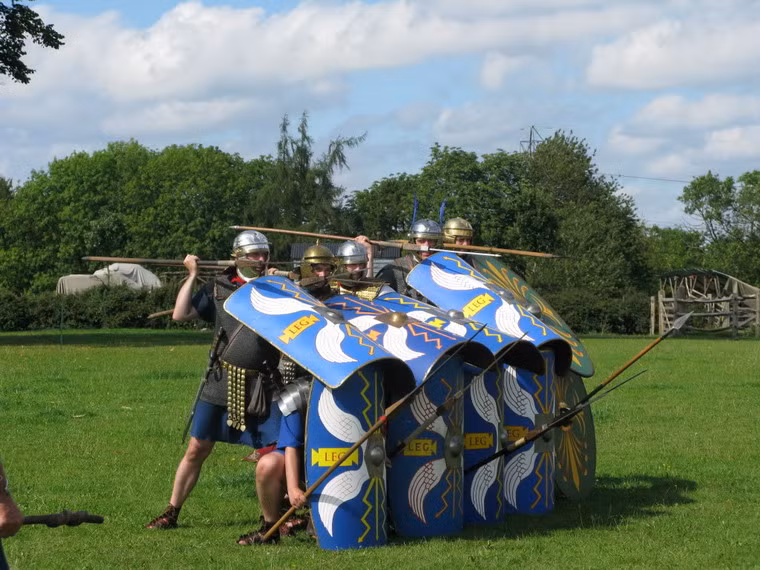 Chiến thuật chống kỵ binh điển hình của người La Mã được thực hiện bằng sự kết hợp hoàn hảo của những mũi giáo dài và khiên thép chắc chắn.