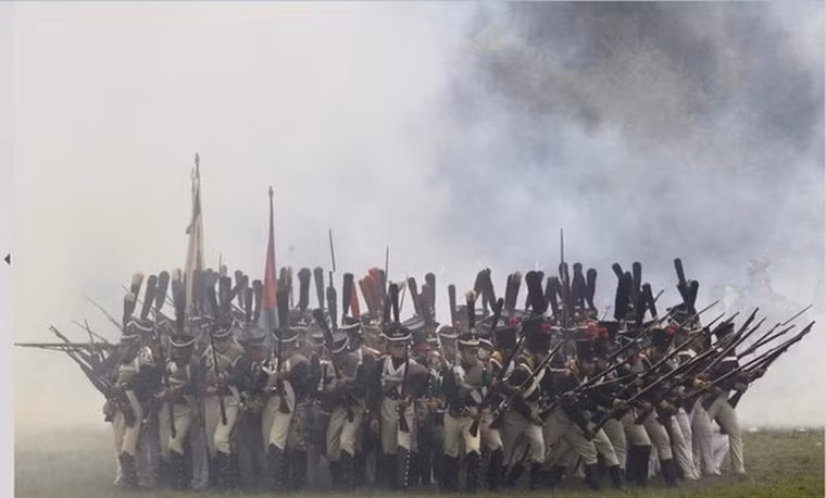 Với sự phát triển của các loại hỏa khí có tầm bắn xa, tốc độ bắn cao và sát thương mạnh, ưu thế về tốc độ của kỵ binh dần dần trở nên vô nghĩa, dẫn đến sự chấm dứt vai trò lịch sử của ngựa chiến như yếu tố chủ chốt trong chiến tranh ở thế kỷ 20. Ảnh: Internet.