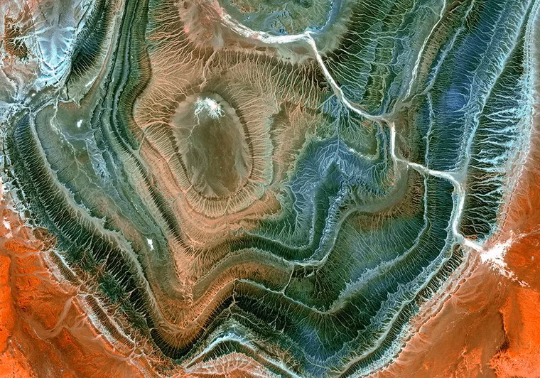 Hình thù kỳ lạ của vùng núi Hoggar, Algeria khi nhìn từ trên cao được tạo ra bởi dòng chảy của dung nham đã nguội.