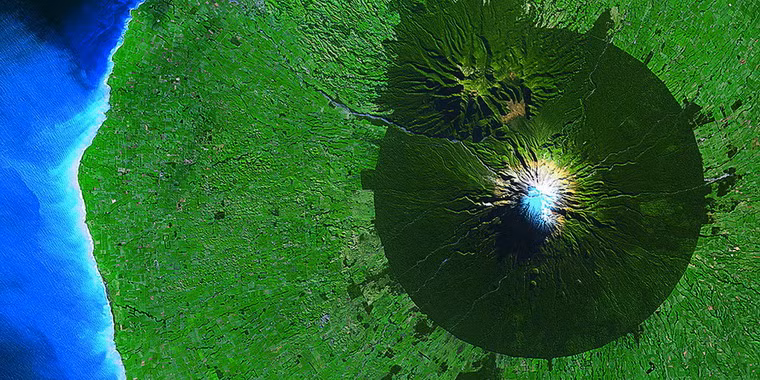 Một vòng tròn hoàn hảo có bán kính 10km bao quanh núi lửa Taranaki ở New Zealand.