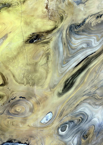 Những "đầm lầy cát" trên sa mạc Dasht-e Kavir, Iran.