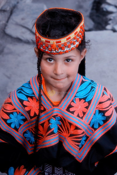 Tương truyền, bộ tộc này là hậu duệ của đội quân người Hi Lạp dưới quyền Alexandre Đại đế. Tuy vậy, các xét nghiệm DNA cho thấy người Kalash không có bất kỳ mối liên hệ nào với người Hy Lạp.