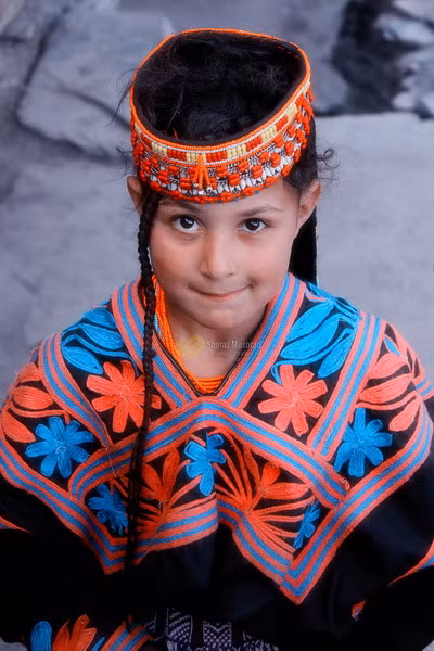 Tương truyền, bộ tộc này là hậu duệ của đội quân người Hi Lạp dưới quyền Alexandre Đại đế. Tuy vậy, các xét nghiệm DNA cho thấy người Kalash không có bất kỳ mối liên hệ nào với người Hy Lạp.