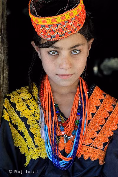 Người Kalash có quyền tự chọn chồng hoặc vợ cho mình. Nếu như hai bên không hòa hợp, họ có thể ly hôn và ngay lập tức tìm đối tượng mới.