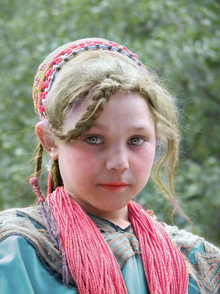 Họ có nước da trắng trẻo, đôi mắt nâu, tóc sáng màu, thậm chí có người còn sở hữu đôi mắt màu xanh và mái tóc vàng như những người phương Tây.