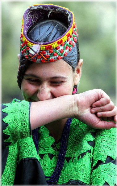 Có thể nói, sự phóng túng trong quan hệ tình cảm đã trở thành nét văn hóa đặc trưng của người Kalash. Thậm chí, họ còn tổ chức cả một lễ hội có tên Joshi, nơi người phụ nữ có thể thoải mái tìm người tình ngoài chồng.