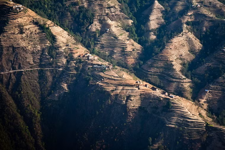 Ruộng bậc thang quan sát từ máy bay trên tuyến Lukla - Kathmandu, Nepal.