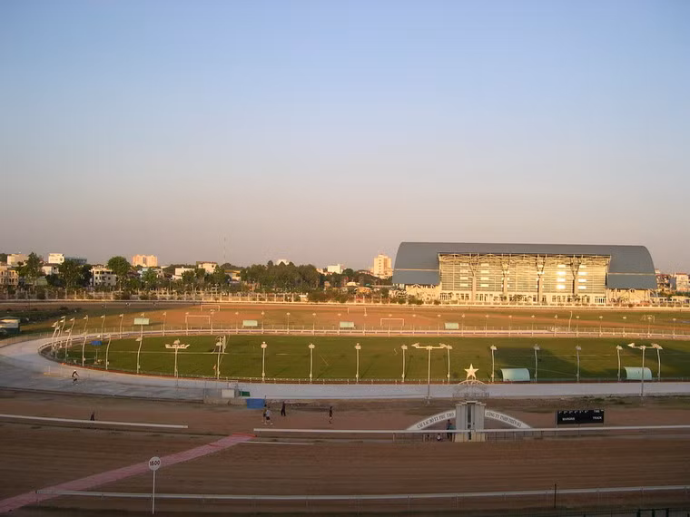 Nằm trên địa bạn quận 11 của TP HCM hiện tại, trường đua Phú Thọ được người Pháp xây dựng từ năm 1932 với diện tích 444.540 m2. Đây là trường đua ngựa duy nhất của miền Nam trước năm 1975 và Việt Nam sau năm 1975. Từ ngày 31/5/2011, trường đua đã bị đóng cửa theo quyết định của Ủy ban Nhân dân Thành phố Hồ Chí Minh.