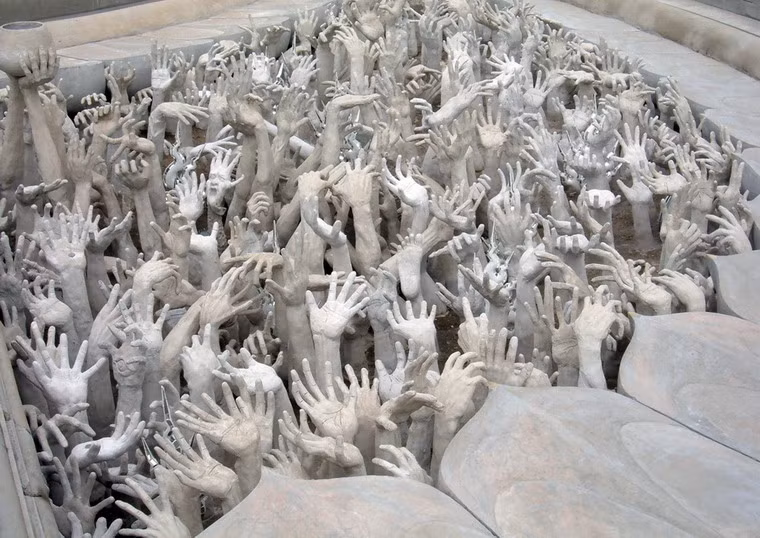 Những bàn tay này là tượng trưng cho vô số linh hồn trầm luân trong bể khổ đang khát khao được giải thoát. Cây cầu đi trên những bàn tay là biểu tượng của sự vượt qua kiếp luân hồi để đi tới cõi Niết bàn.