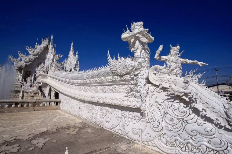 Sau gần 2 thập niên xây dựng, Wat Rong Khun đã hiện ra trong một màu trắng tinh khôi, cùng sự pha trộn kỳ lạ của kiến trúc truyền thống và siêu thực, gây ấn tượng mạnh mẽ đối với những ai đến đây.