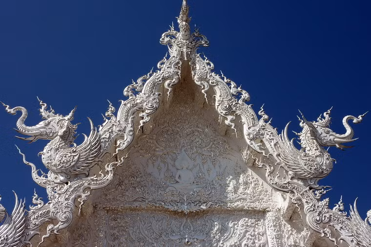 Các họa tiết trang trí trên mái ngôi chùa được tạo tác rất kỳ công.