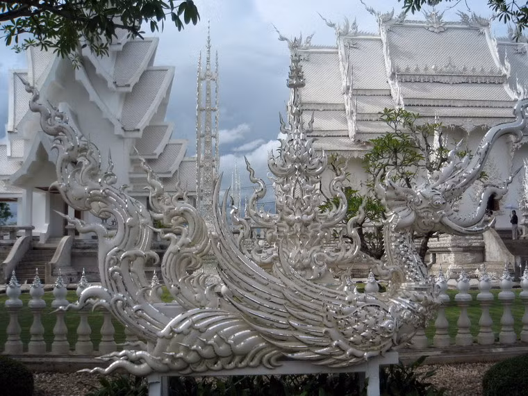 Về tổng thể, Wat Rong Khun giống như một công trình hiện ra từ thế giới cổ tích với những đường nét kiến trúc huyền ảo.