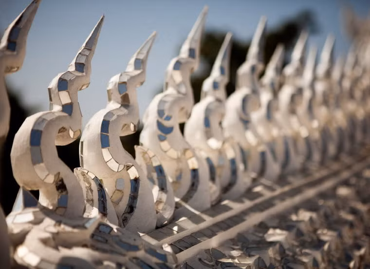 Tất cả được khảm hàng nghìn tấm gương nhỏ lấp lánh dưới ánh mặt trời.