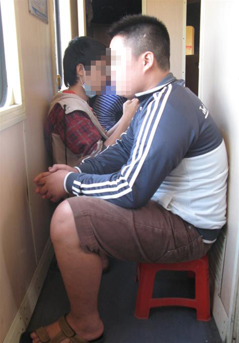 Nhiều hành khách đi ghế phụ phải chen chúc dọc lối đi nhỏ hẹp.