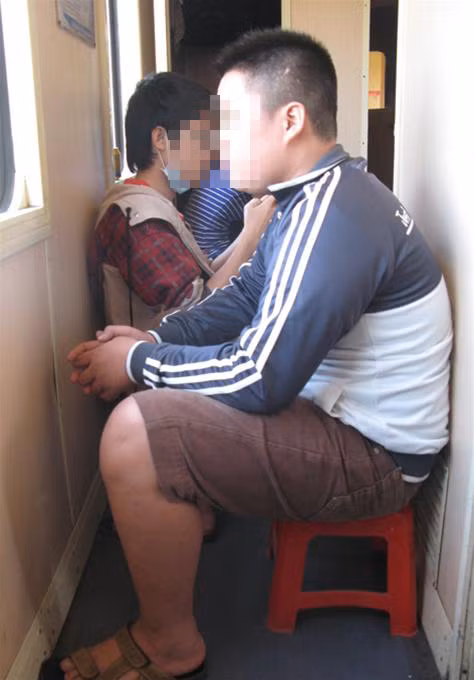 Nhiều hành khách đi ghế phụ phải chen chúc dọc lối đi nhỏ hẹp.