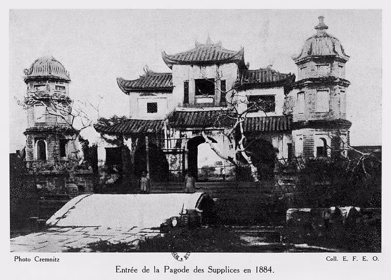 Cổng chùa Báo Ân năm 1884.