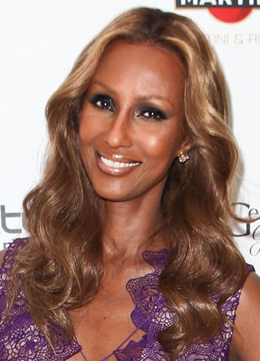 8. Tận dụng sắc đẹp và sự nổi tiếng, siêu mẫu gốc Somali Iman (1955) đã biến tên mình thành một thương hiệu mỹ phẩm và thời trang phổ biến toàn cầu.