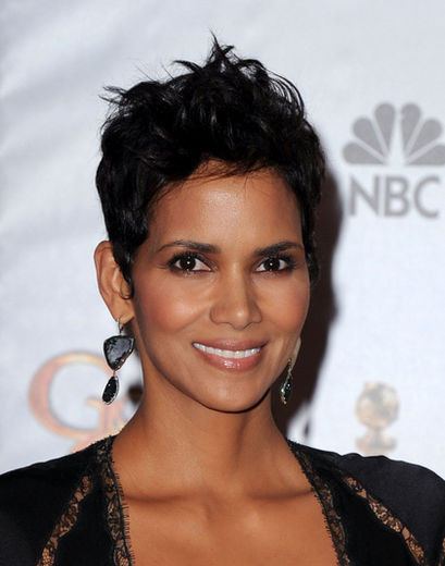 6. Từng đoạt giải Oscar, Halle Berry (1966) là một trong những nữ diễn viên nóng bỏng nhất trong lịch sử của Hollywood.
