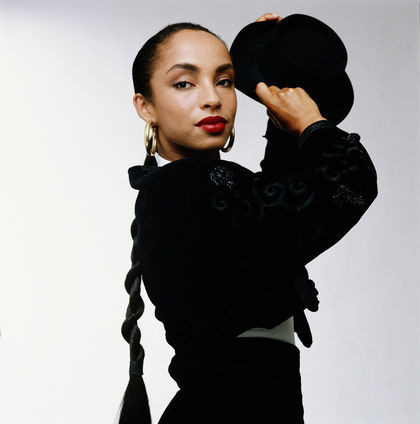 3. Sade Adu (1959) là nữ ca sĩ – nhạc sĩ nổi tiếng người Anh gốc Nigeria. Cô đã trở thành một biểu tượng của phái đẹp thập kỷ 1980 với sự kết hợp hoàn hảo của làn da nâu, mái tóc đuôi ngựa và đôi môi mọng đỏ.