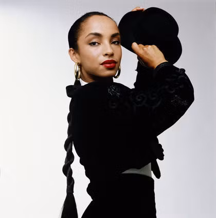 3. Sade Adu (1959) là nữ ca sĩ – nhạc sĩ nổi tiếng người Anh gốc Nigeria. Cô đã trở thành một biểu tượng của phái đẹp thập kỷ 1980 với sự kết hợp hoàn hảo của làn da nâu, mái tóc đuôi ngựa và đôi môi mọng đỏ.