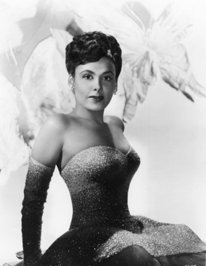 11. Cô đào người Mỹ Lena Horne (1917 – 2010) đã trở thành một nguồn động viên tinh thần cho nam giới thời kỳ Chiến tranh thế giới II với phong cách thanh lịch, nét quyến rũ cổ điển và giọng ca ngọt ngào.