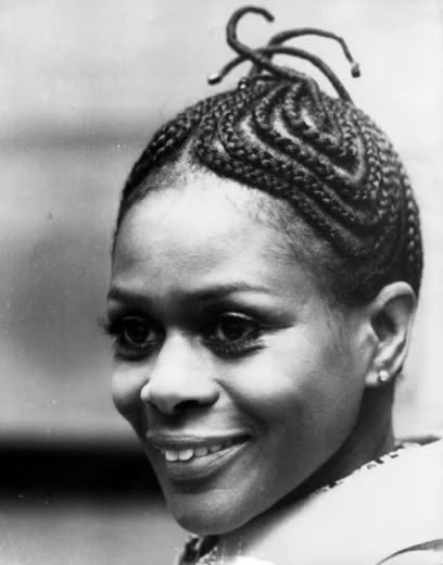 15. Nữ diễn viên Cicely Tyson (1933) là ngôi sao trên chương trình truyền hình "East Side / West Side" vào cuối những năm 60. Cô cũng là người phụ nữ da đen đầu tiên để kiểu tóc tết Cornrows xuất hiện trên truyền hình.