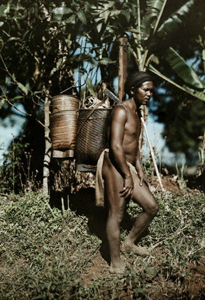 Một người dân tộc mang gùi trên lưng.