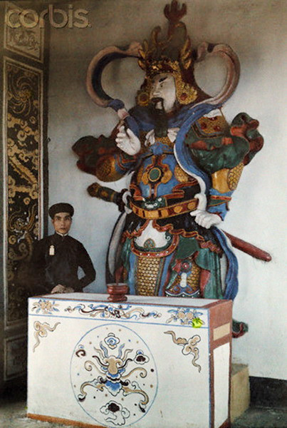 Một bức tượng ở Văn Miếu, Huế.