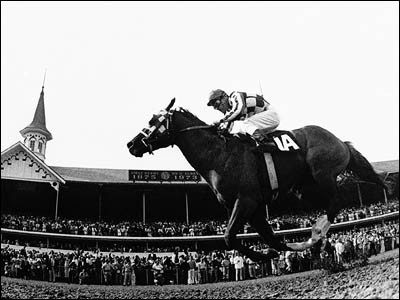 4. Secretariat sinh năm 1970, từng bị cho là "quá đẹp mã" để có thể trở thành một con ngựa đua tốt. Dù vậy, ngay từ mùa giải đầu tiên năm 1972, nó đã chứng minh nhận định trên là sai khi thắng liền 8 trận liên tiếp và trở thành chú ngựa đua duy nhất trong lịch sử được trao vương miện Ngựa đua của năm khi mới 2 tuổi. Secretariat là 1 trong 3 đối tượng không phải con người được hãng thông tấn thể thao ESPN xếp vào danh sách “100 vận động viên vĩ đại nhất thế kỷ 20”.