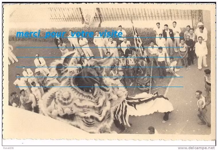 Biểu diễn múa lân trên đường phố.