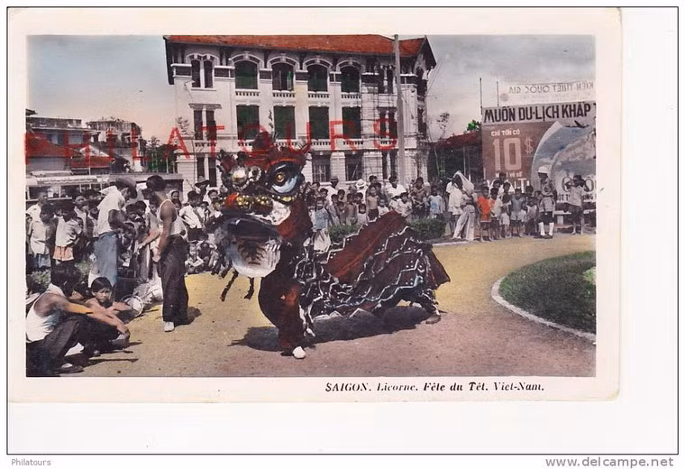 Múa lân ở trung tâm Sài Gòn.