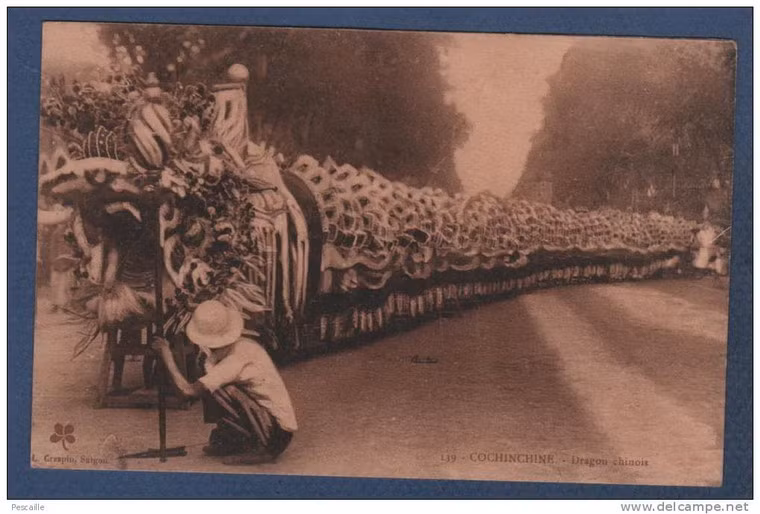 Hàng chục người xếp hàng để tạo nên chú rồng này. Ảnh: Delcampe.net.